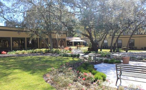 Opis Fairway Oaks Center | Retirement Living